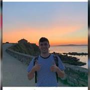 Profesor de inglés y con competencias en otras materias que imparte clase a alumnos de primaria